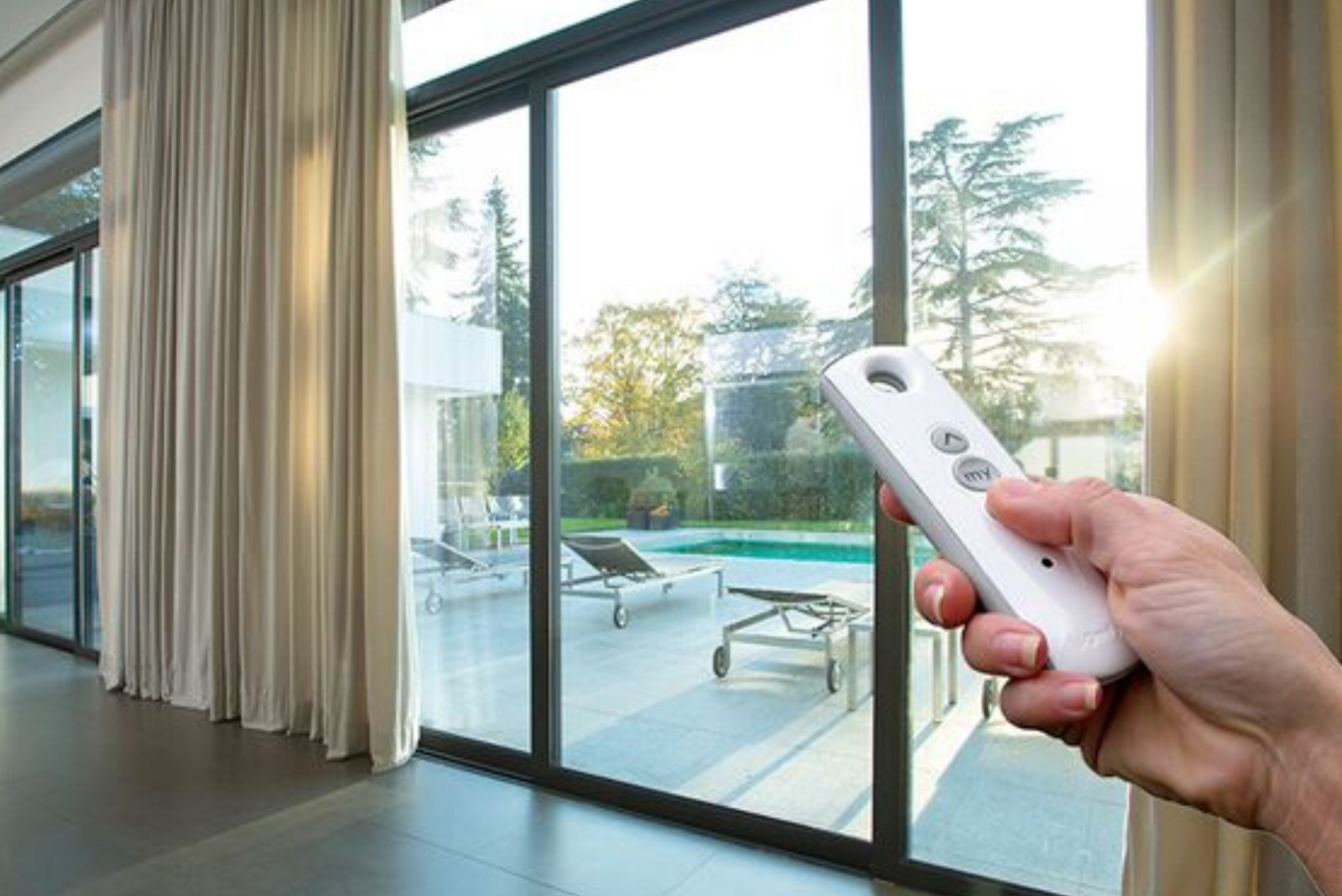 Không chỉ thể hiện đẳng cấp mà rèm tự động còn mang đến một sự tiện lợi cho người sử dụng