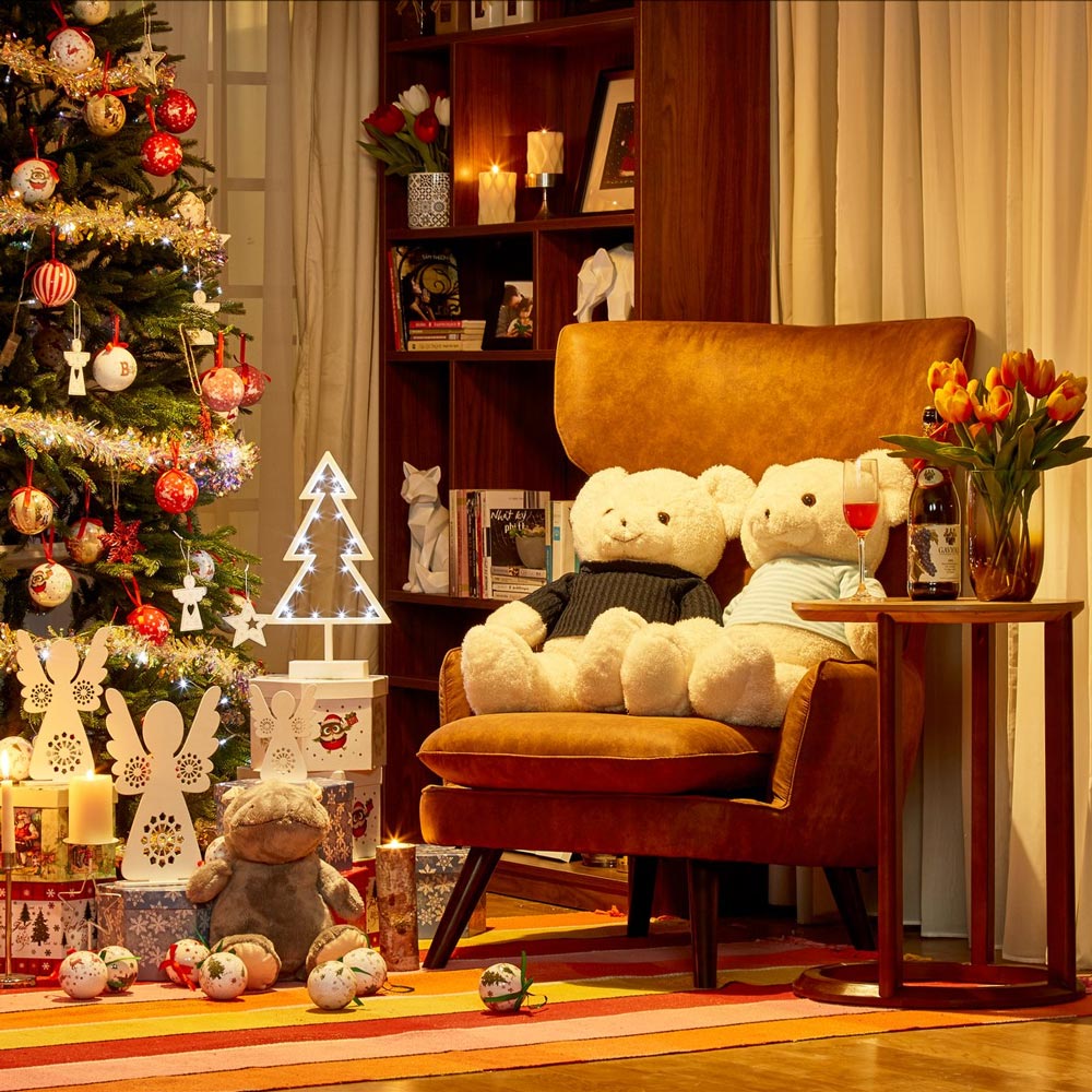 ​Rèm cửa màu trắng là màu thứ hai cũng có mặt trong lễ giáng sinh