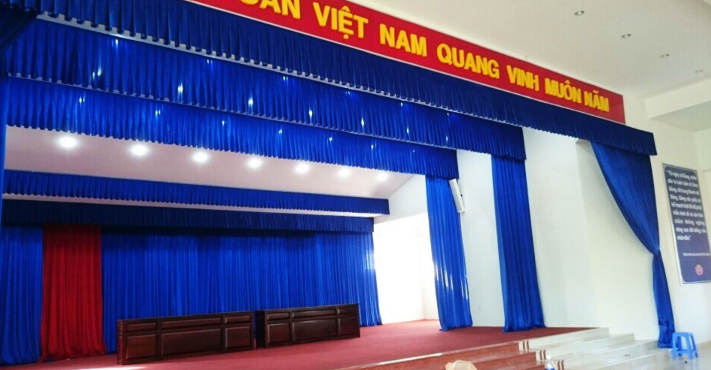 Rèm trang trí cho các không gian hội nghị nhằm tăng vẻ trang trọng, lịch sự, sang trọng và nghiêm trang cho các buổi lễ