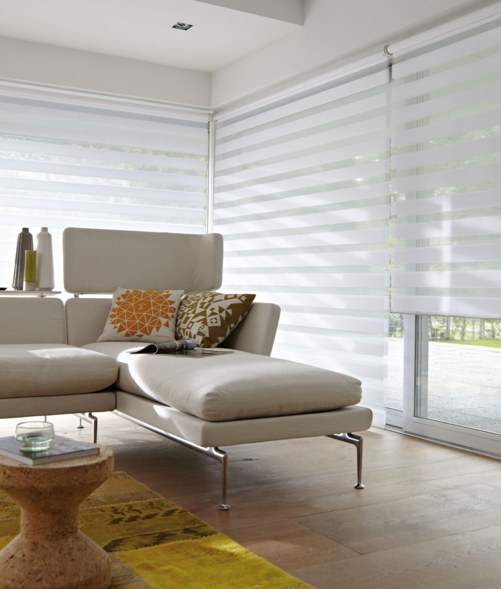 Rèm có độ bền cao, chống nắng 80 - 100%, cơ chế hoạt động đơn giản, gọn nhẹ